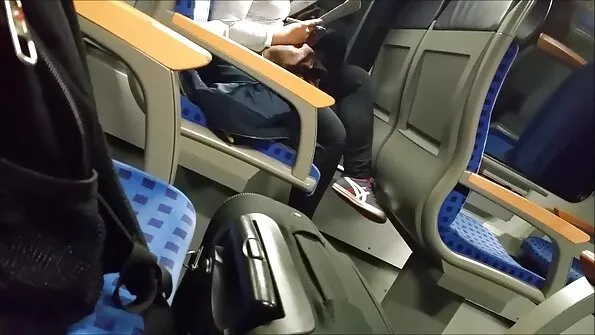 Очевидний вибір між спати та на члені кататися. еротика по русски